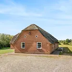 Дом отдыха 18-person Pool House In Husby With Large Outdoor Hot Tub And Many Facilities Ulfborg