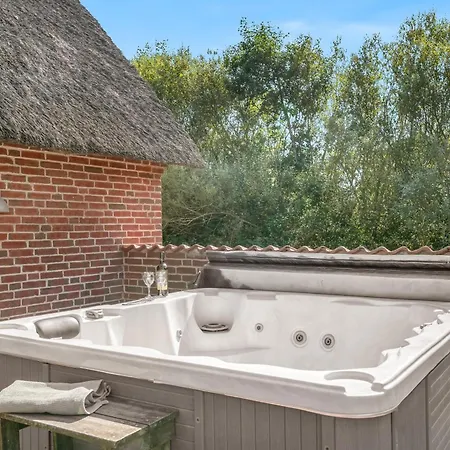Casa vacanze 18-person Pool House In Husby With Large Outdoor Hot Tub And Many Facilities Ulfborg